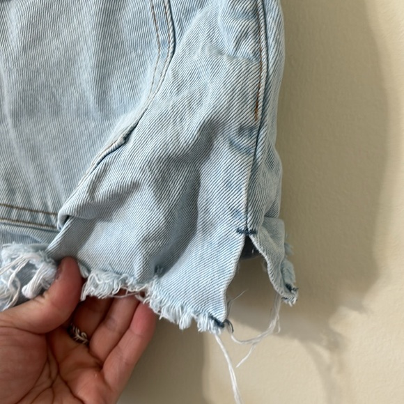 Abercrombie & Fitch The Mom Short High Rise Curve Love Light Wash Denim Shorts - Picture 7 of 8